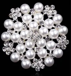 パールホワイト花形ブローチ