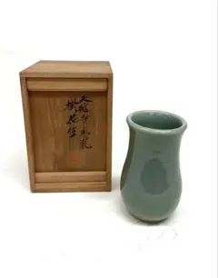 加藤渓山 天龍寺青磁 耳付花瓶 共箱 耳付 花入 花生 茶道具【k3060】 加藤渓山 天龍寺青磁 耳付花瓶 共箱 耳付 花入 花生 茶道具【