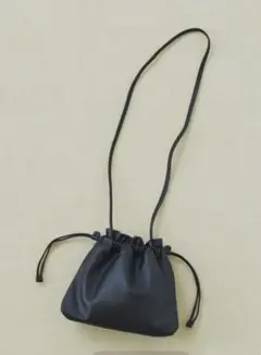 黒のレザー風巾着ショルダーバッグ