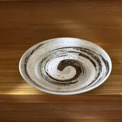民芸調の鉄絵渦文が印象的な深皿です。