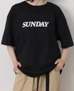 ジャーナルスタンダードラックス SUNDAY ロゴプリント Tシャツ ブラックのサムネイル