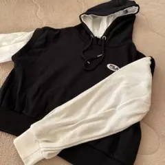 フード付き黒白パーカー