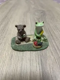 クマとカエルの置物