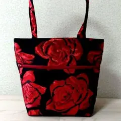 Ｈ70　大輪の薔薇　ハンドメイド トートバッグ 赤×黒 （ラメ糸使用）