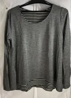 グレーの長袖Tシャツ