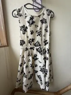 ノースリーブフラワープリントワンピース F