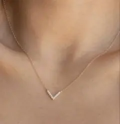 V字型ゴールドトーンネックレス