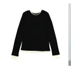 黒の長袖Tシャツ 二重襟デザイン
