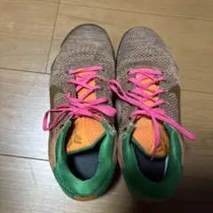 バスケットボールシューズ オレンジ ピンク グリーン