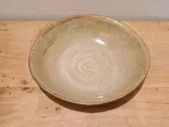 ベージュ陶器の浅い皿