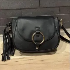 ブラック ショルダーバッグ ゴールドリング タッセル付き 黒