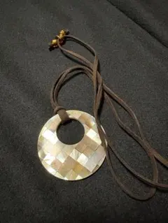 貝殻製 チェック模様 ネックレス