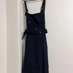 黒いベルト付きサロペット