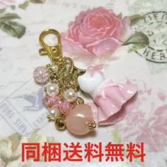 薄ピンクドレスにゃんこ キーホルダー チャーム 白猫 レジンアクセサリー 猫