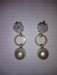 クリアフラワーとパール調ボールのピアス