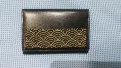 黒色の牛革製、被せに、青海波模様の印伝皮革を貼った名刺入れ 未使用品　レトロ