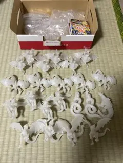 最強王図鑑　ドラゴン　無彩色蓄光のサムネイル