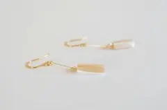 タカセ貝のスクエアスティックピアス サージカルステンレスフック