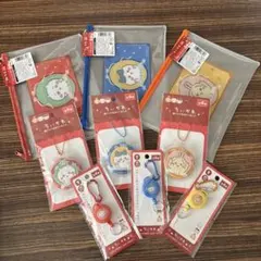 ちいかわ　フラットポーチ　缶バッジ　カナビラ付きリールキーホルダー　キャンドゥ