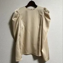 anuans アニュアンス 23AW グロスサテンドレープショルダーブラウスのサムネイル