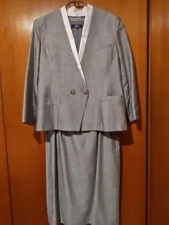 襟の取れるＶネックのシルクスーツ、グレー