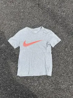 Nike グレー Tシャツ オレンジスウッシュ