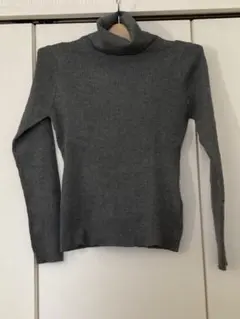 グレー タートルネックセーター