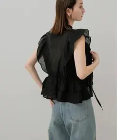 美品SENSE OF PLACE フリル付きブラックトップス