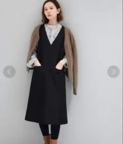 黒のノースリーブワンピース Vネック