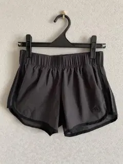adidas グレー ショートパンツ　スポーツウェア