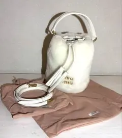 ミュウミュウ　激カワ！白　ファーバッグ！ ファー ホワイト（白）系 MiuMiu(ミュウミュウ) バッグ・カバン