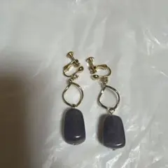紫色のフック式イヤリング