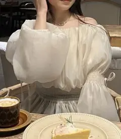 オフショルシアーボリュームブラウス