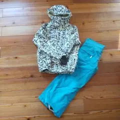 花柄ジャケットと青いパンツセット