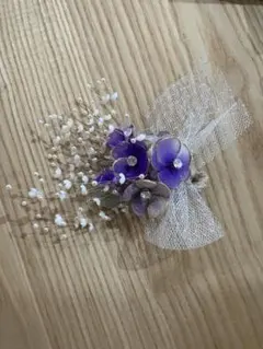 紫色のフラワーコサージュ