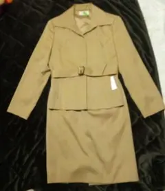 メイクレット　スーツ　濃いベージュ ベルト付きジャケット&タイトスカート　９AR