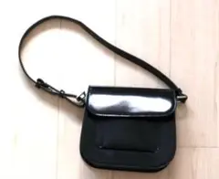 【ザラ】ショルダーバッグ　エナメル　持ち手短め　フラップ式　ジッパー付き収納