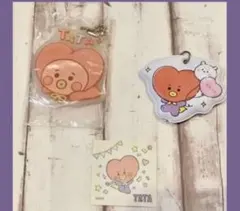 BT21 タタ　キーホルダー　セット　チャーム　テテ　シリコン