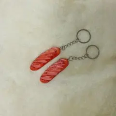 赤いソーセージ型キーホルダー