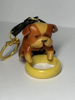 革製のブルドッグのキーホルダー 茶色ベージュ