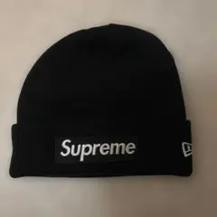ブラックのニット帽、Supremeロゴと World Famous刺繍付き。