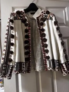 ZARA 刺繍ポンポン付きホワイトボレロ