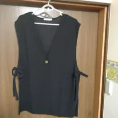 黒のVネックベスト サイドリボン付き