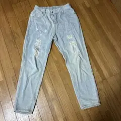 ダメージ加工 薄い青デニムパンツ