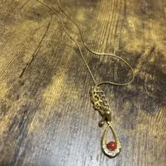 エレガントな涙型ペンダントネックレス