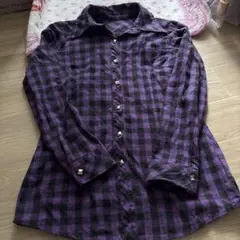 紫と黒のチェック柄長袖シャツ