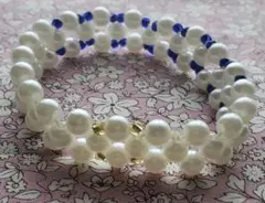 フェイクパールと青いビーズ+金色ビーズのブレスレット(手作り品)