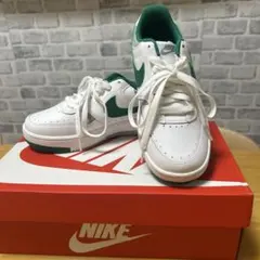 【新品】ナイキ　22.5cm ガンマフォース　スニーカー 白 緑　子ども　女性