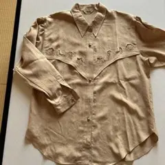 刺繍付きベージュ長袖シャツ