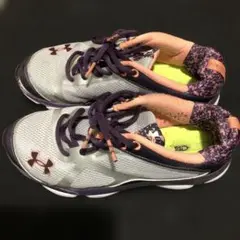 UNDER ARMOUR ランニングシューズ レディース グレー　　23.5